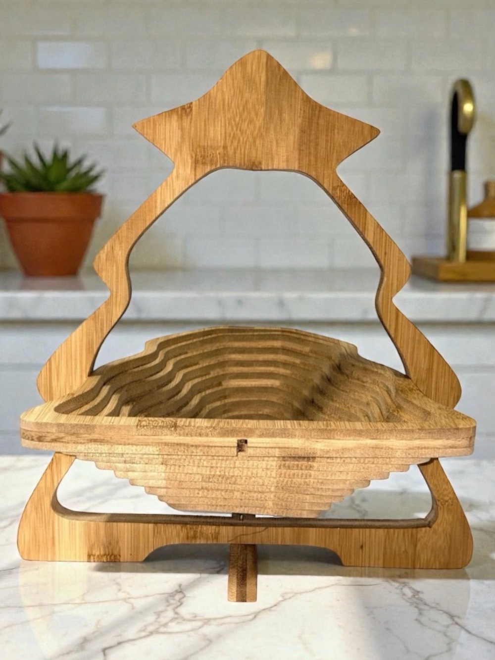 Bonnie and Pop Bamboo Christmas Tree Collapsible Fruit Basket Trivet Star Top